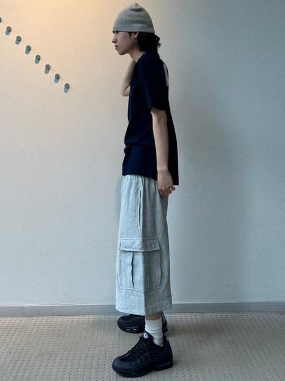 グレー系のスウェットパンツ、ブルー系のTシャツ/カットソーを着用したメンズの夏コーディネートの2枚目の写真