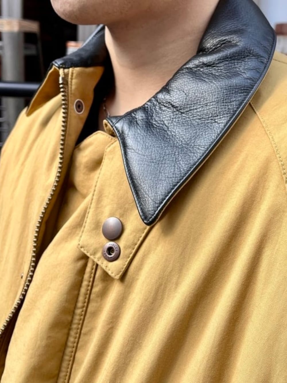 ベージュ系のその他アウター、グレー系のその他パンツを着用したメンズの秋コーディネートの2枚目の写真