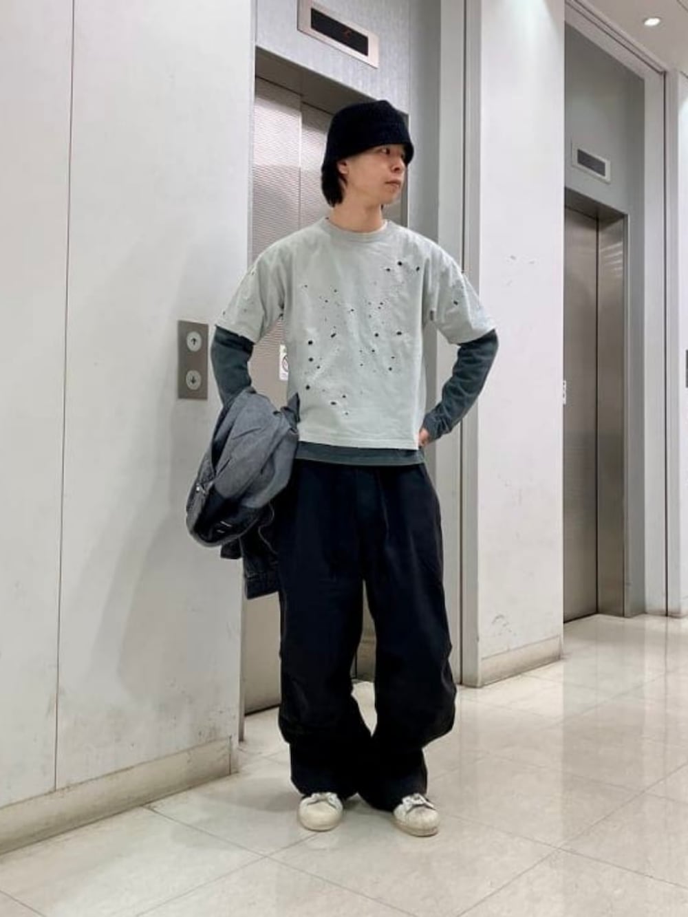 ブラック系のシャツ/ブラウス、グレー系のTシャツ/カットソーを着用したメンズの春コーディネートの2枚目の写真