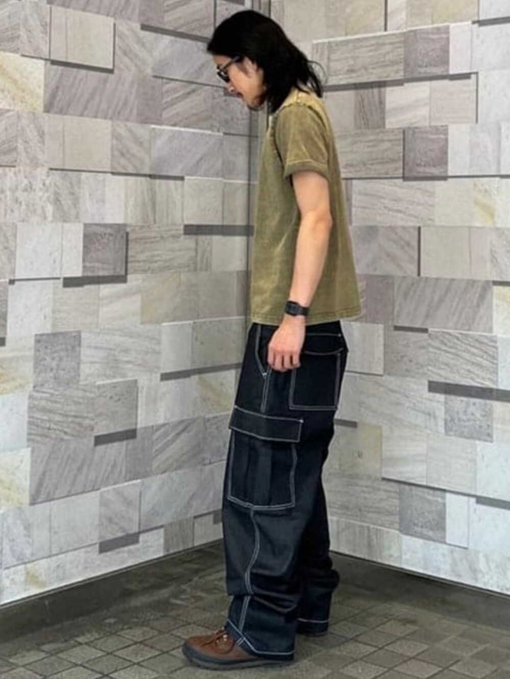 イエロー系のTシャツ/カットソー、ブラック系のデニムパンツを着用したメンズの夏コーディネートの2枚目の写真