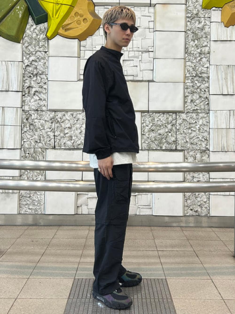 ブラック系のブルゾン、ブラック系のその他パンツ、シルバー系のTシャツ/カットソーを着用したメンズの春コーディネートの2枚目の写真