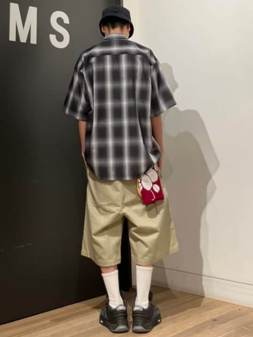 ベージュ系のその他パンツ、ブラック系のシャツ/ブラウス、ブラック系のスニーカーを着用したメンズの夏コーディネートの2枚目の写真