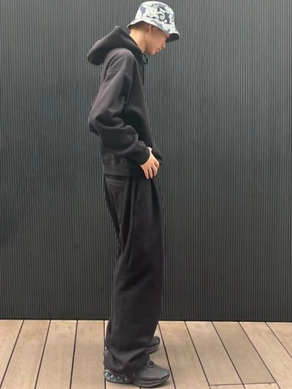 ブラック系のスウェットパンツ、ブラック系のパーカーを着用したメンズの夏コーディネートの2枚目の写真