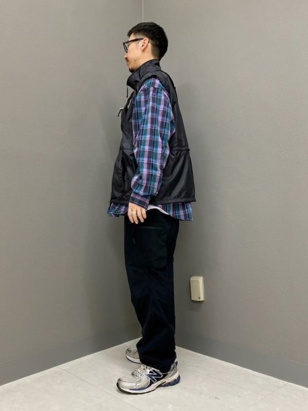 ブラック系のベスト、ブラック系のその他パンツを着用したメンズの春コーディネートの3枚目の写真