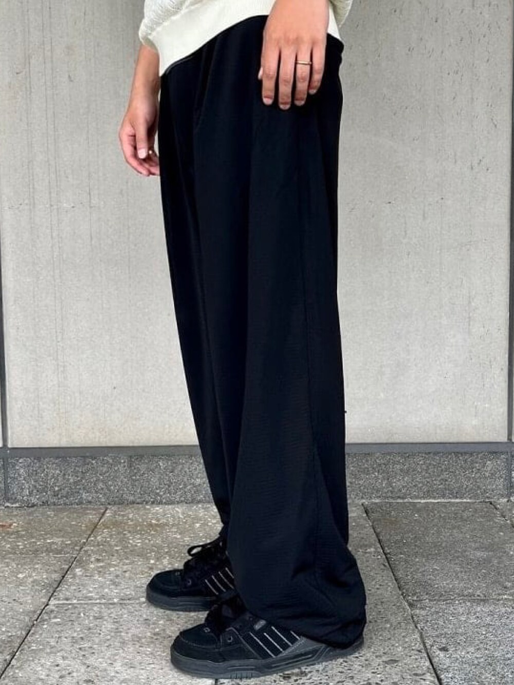 ホワイト系のポロシャツ、ブラック系のその他パンツを着用したメンズの夏コーディネートの3枚目の写真