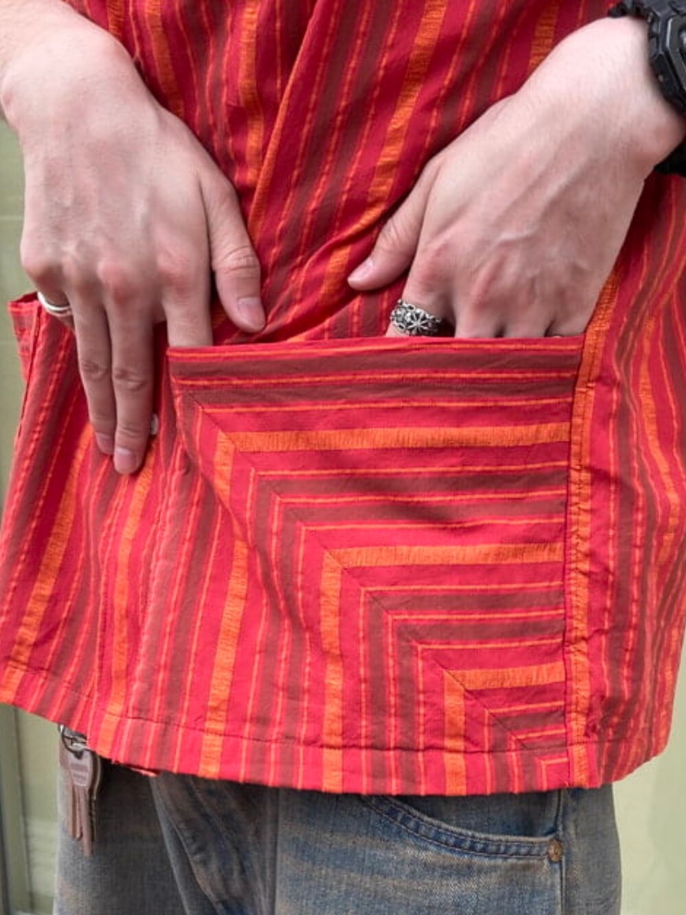 レッド系のシャツ/ブラウス、ブラック系のサンダルを着用したメンズの夏コーディネートの4枚目の写真