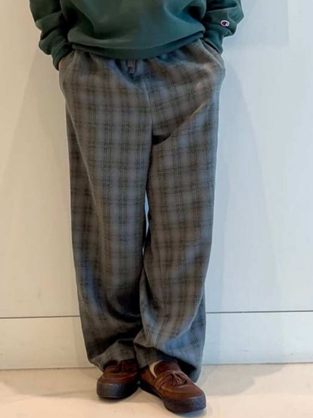 グリーン系のスウェット、グレー系のその他パンツを着用したメンズの夏コーディネートの5枚目の写真