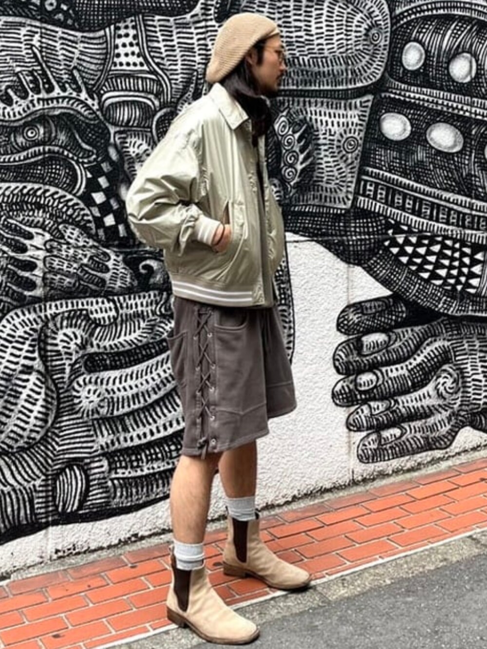 ベージュ系のポロシャツ、ベージュ系のブルゾン、ベージュ系のハンチング/ベレー帽を着用したメンズの夏コーディネートの2枚目の写真