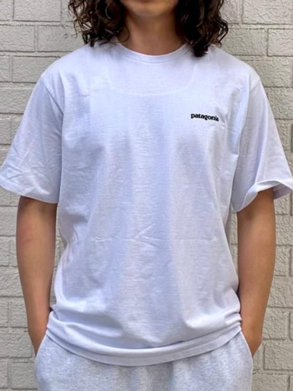 グレー系のスウェットパンツ、グレー系のスニーカーを着用したメンズの春コーディネートの5枚目の写真