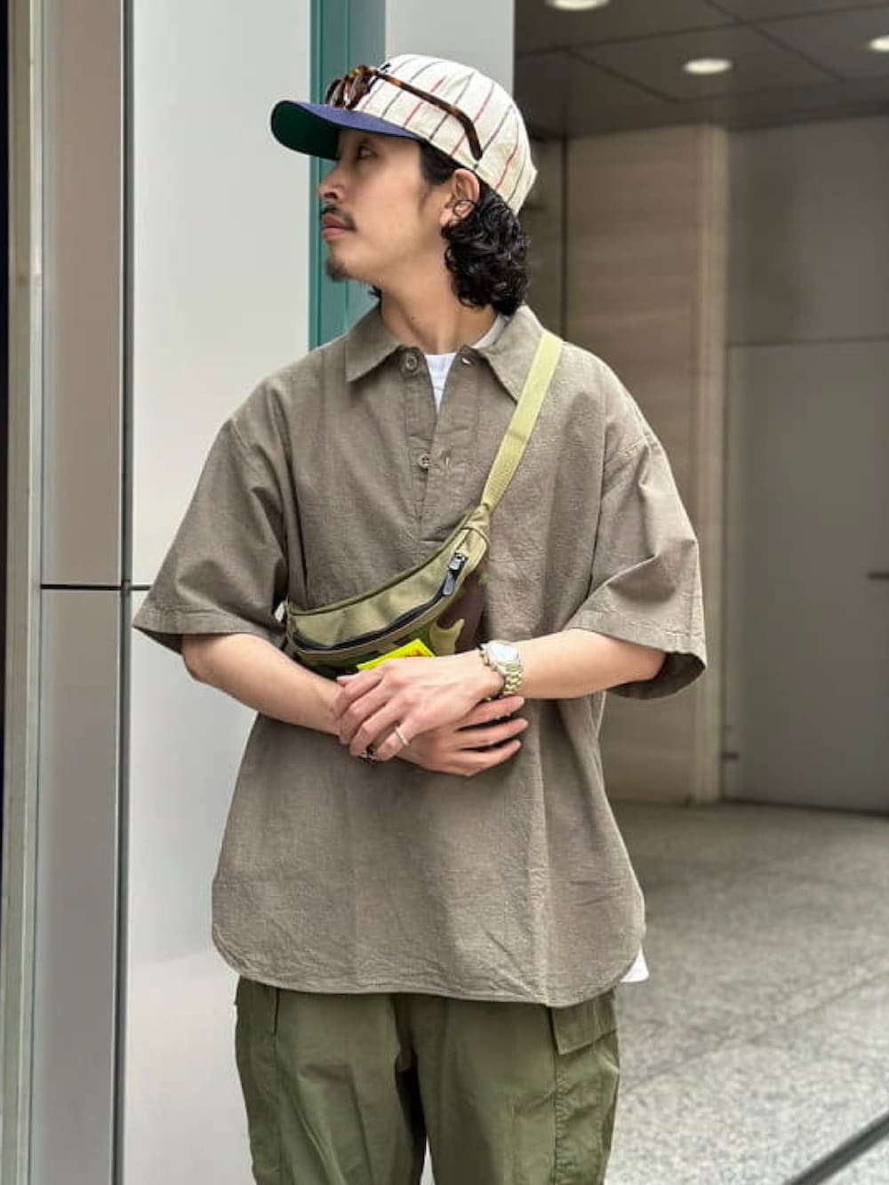 グリーン系のシャツ/ブラウス、グリーン系のカーゴパンツ、その他のボディバッグ/ウエストポーチを着用したメンズの夏コーディネートの3枚目の写真