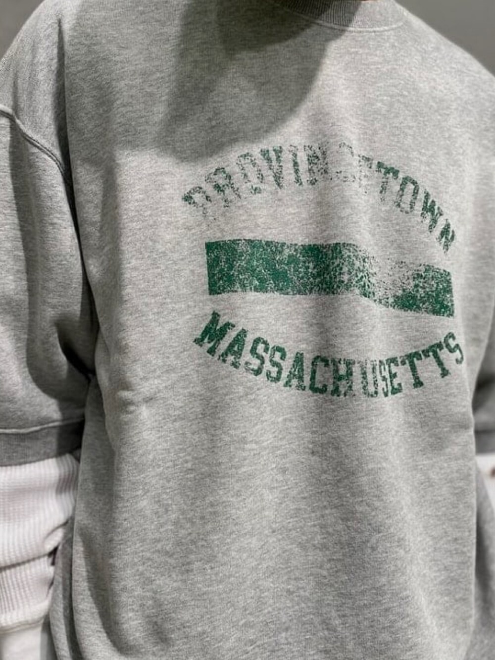 グレー系のスウェット、ブルー系のカーゴパンツ、ホワイト系のTシャツ/カットソーを着用したメンズの春コーディネートの4枚目の写真