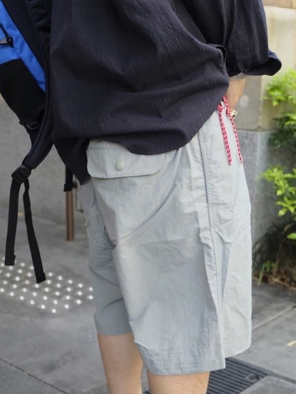 グレー系のその他パンツを着用したメンズの夏コーディネートの2枚目の写真