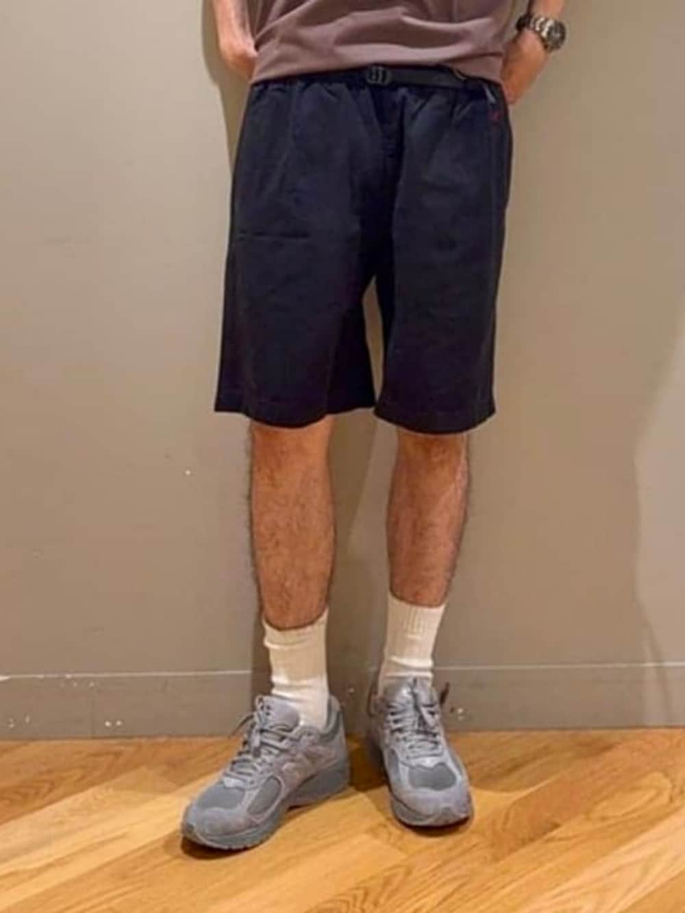ブラウン系のTシャツ/カットソー、ブラック系のチノパンツを着用したメンズの夏コーディネートの2枚目の写真