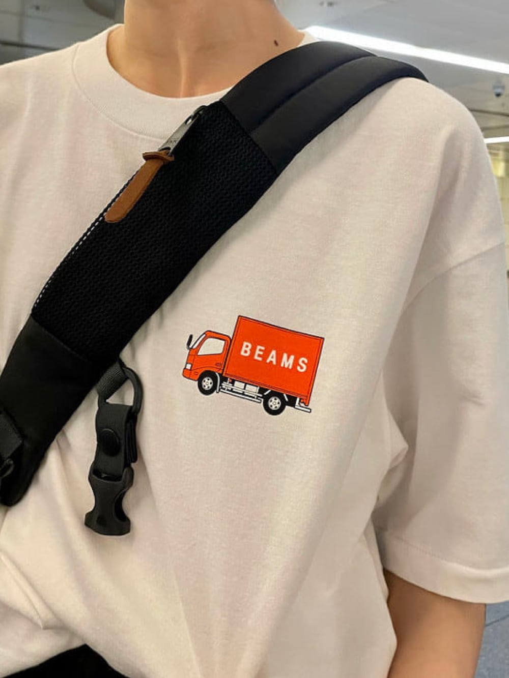 ホワイト系のTシャツ/カットソー、ブルー系のショルダーバッグ、ブルー系のタオルを着用したレディースの夏コーディネートの3枚目の写真