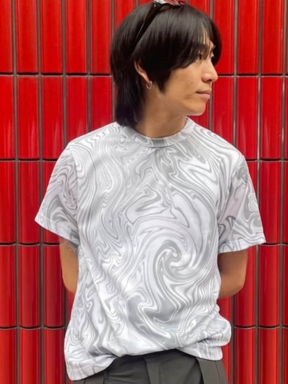 グレー系のスラックス、グレー系のTシャツ/カットソーを着用したメンズの夏コーディネートの2枚目の写真