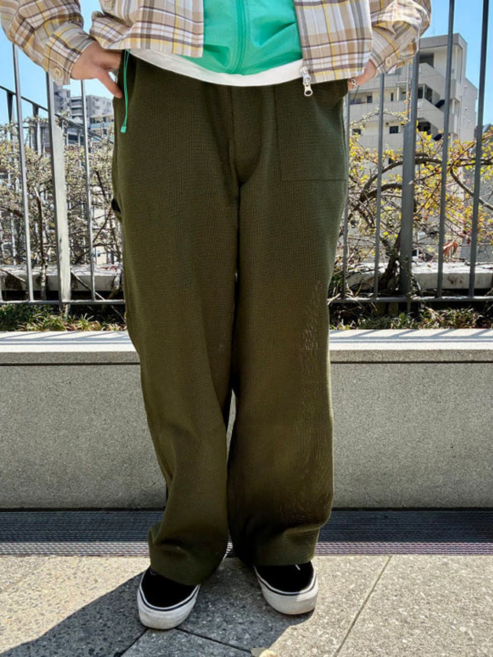 グリーン系のその他パンツを着用したメンズの春コーディネートの2枚目の写真