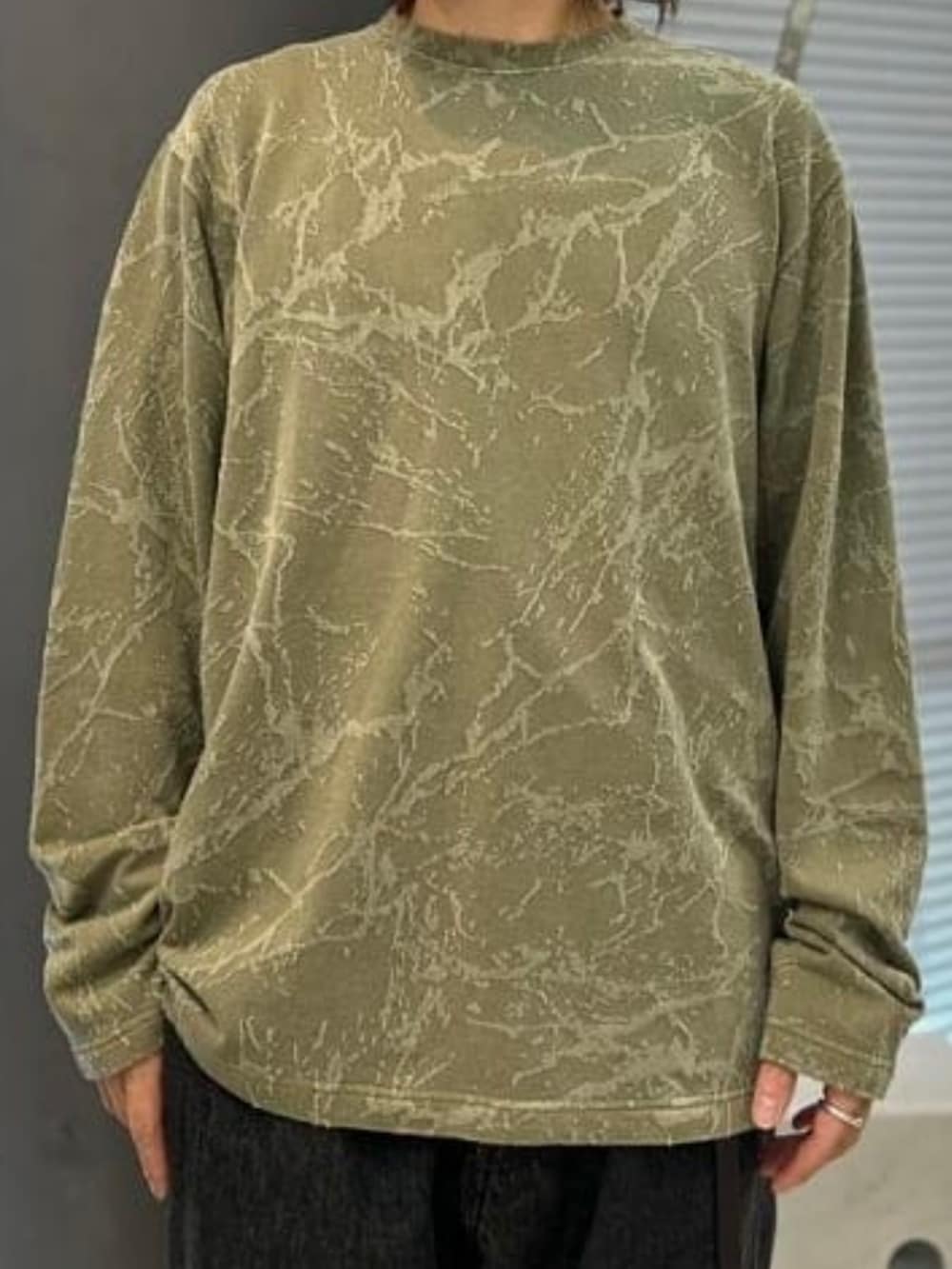 ブラック系のデニムパンツ、グリーン系のベスト、グリーン系のTシャツ/カットソーを着用したメンズの夏コーディネートの3枚目の写真