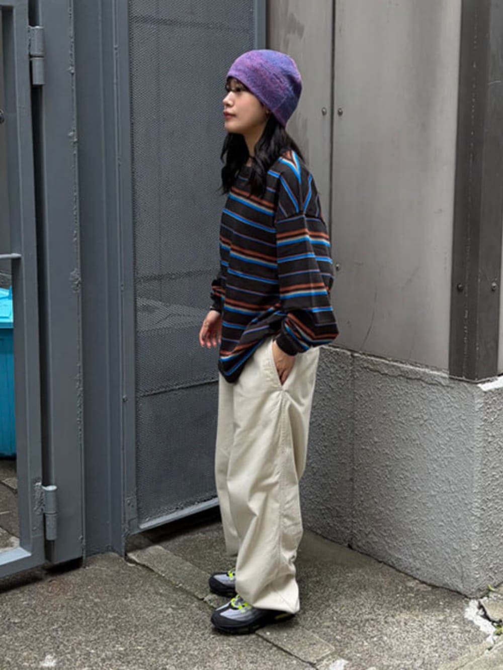 ホワイト系のその他パンツ、ブラック系のTシャツ/カットソー、パープル系のハットを着用したレディースの秋コーディネートの3枚目の写真