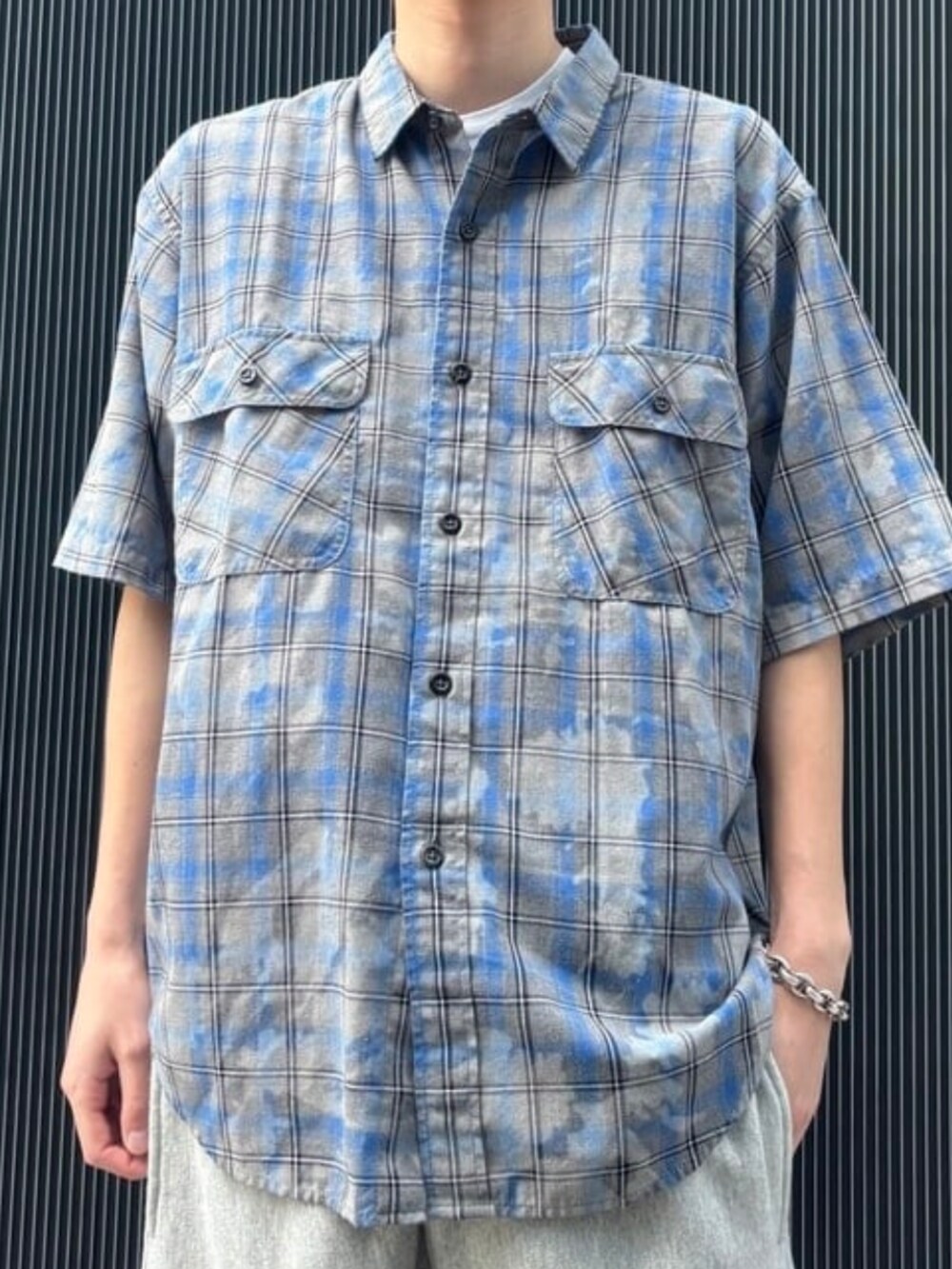 グレー系のスウェットパンツ、ブルー系のシャツ/ブラウス、ブルー系のハットを着用したメンズの春コーディネートの2枚目の写真