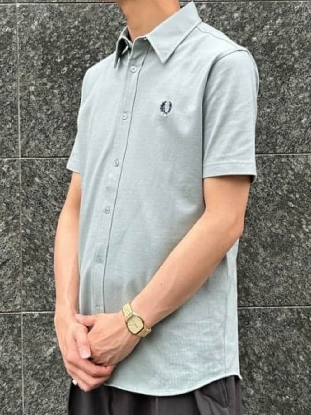 グレー系のスラックス、ブルー系のシャツ/ブラウスを着用したメンズの夏コーディネートの4枚目の写真