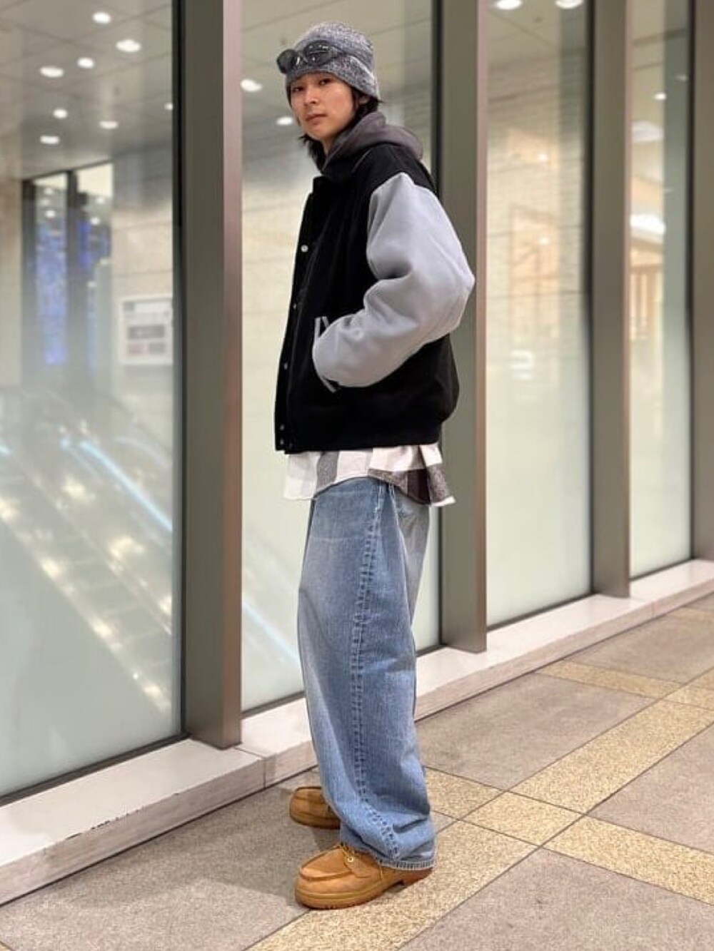 「デニム、ビッグシルエット、パーカー、レイヤードスタイル、スポーツミックス、ブラウン、お出かけコーデ、厚底シューズ、きれいめカジュアル、ファッションを楽しもう」｜「BEAMSのBEAMS / フリース スタジアム コーチジャケット（スタジャン、ブラック系）」を使った、BEAMSさん（メンズ・173cm）の秋コーディネートの3枚目の写真