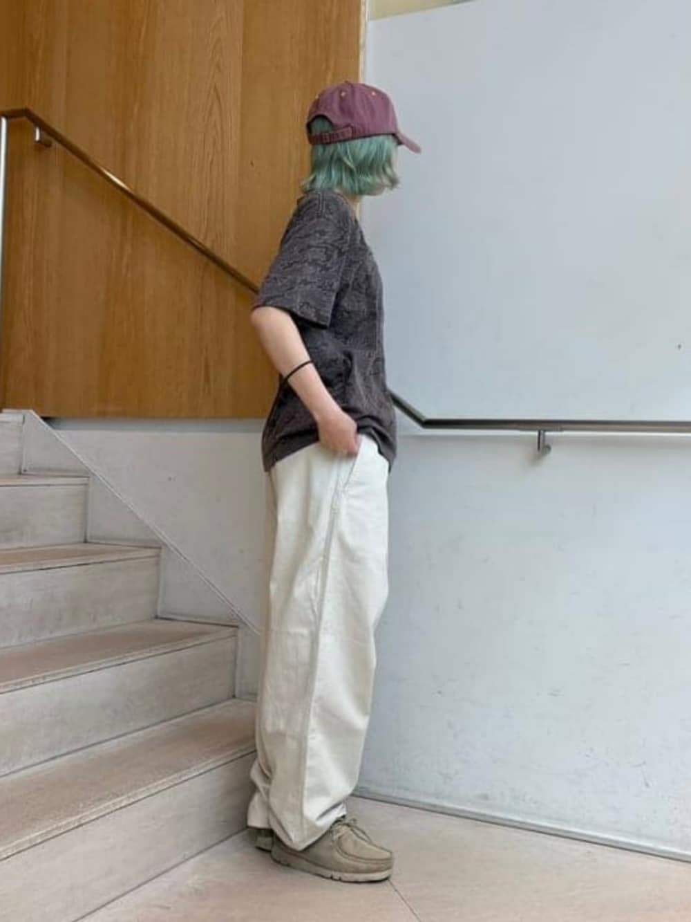 ブラウン系のTシャツ/カットソー、ホワイト系のその他パンツ、レッド系のキャップを着用したメンズの春コーディネートの3枚目の写真