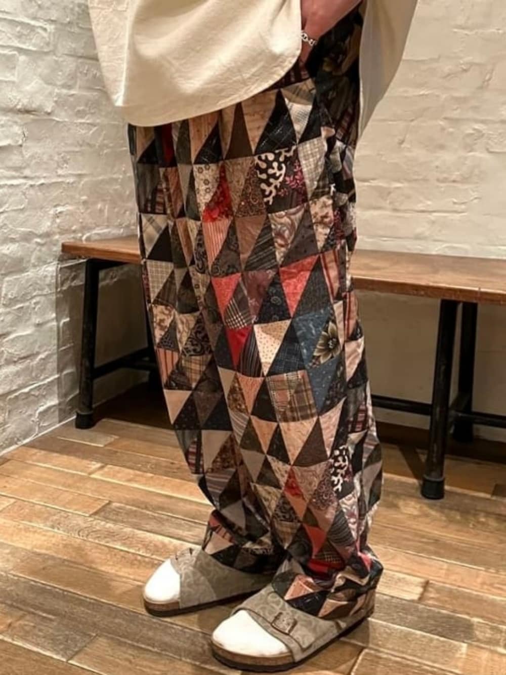 ベージュ系のシャツ/ブラウス、その他のスラックス、ベージュ系のサンダルを着用したメンズの春コーディネートの3枚目の写真