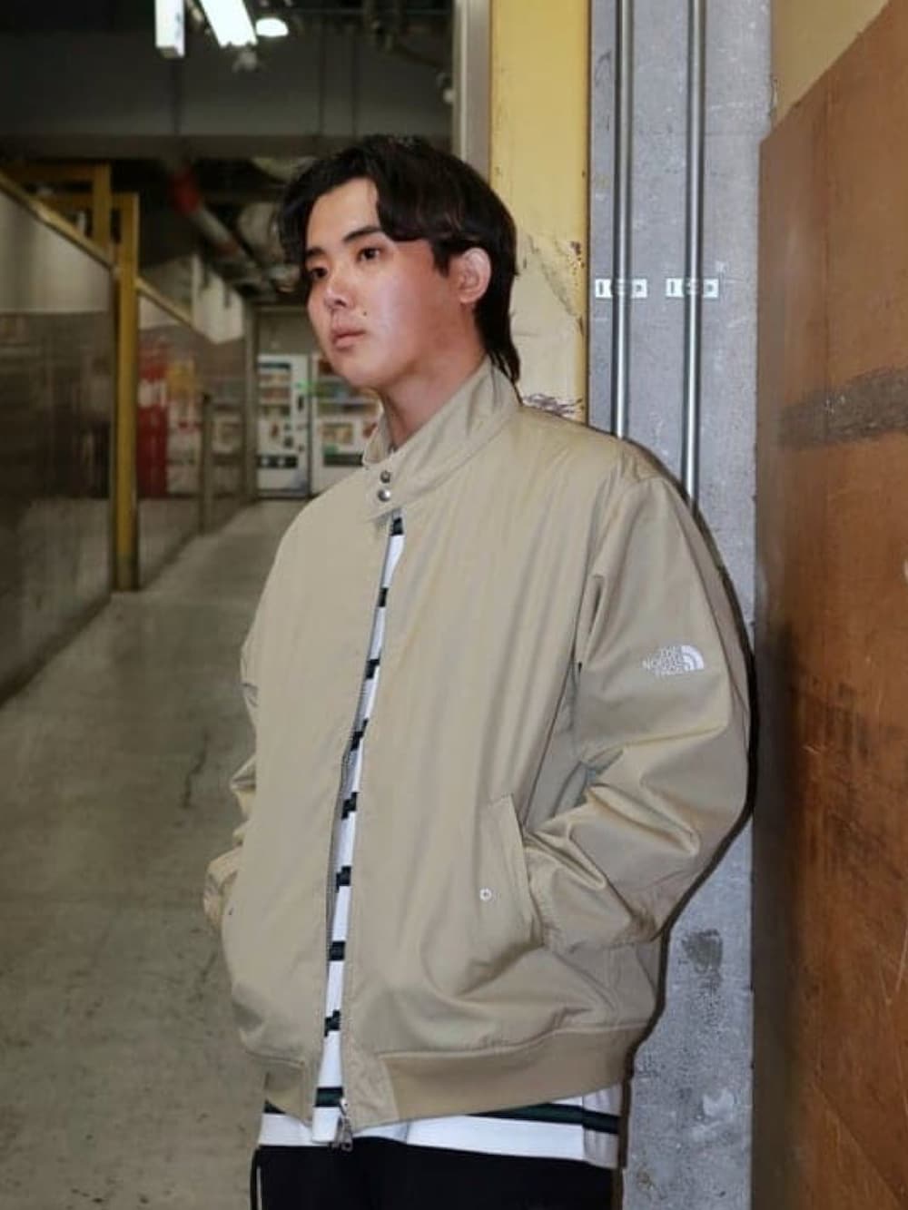 ベージュ系のブルゾン、ホワイト系のTシャツ/カットソー、ブラック系のその他パンツを着用したメンズの春コーディネートの2枚目の写真