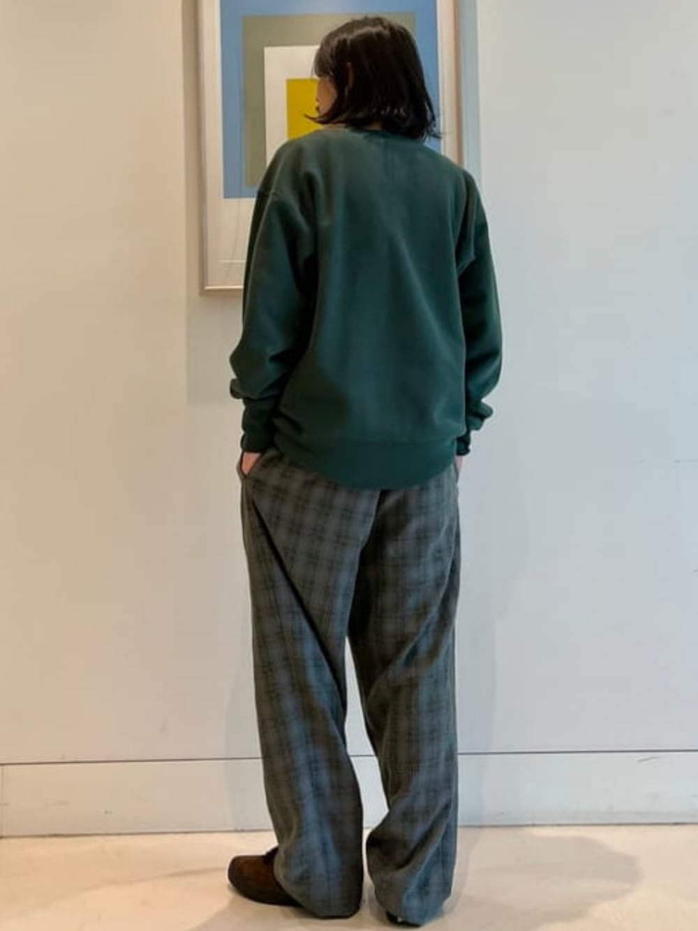 グリーン系のスウェット、グレー系のその他パンツを着用したメンズの夏コーディネートの3枚目の写真