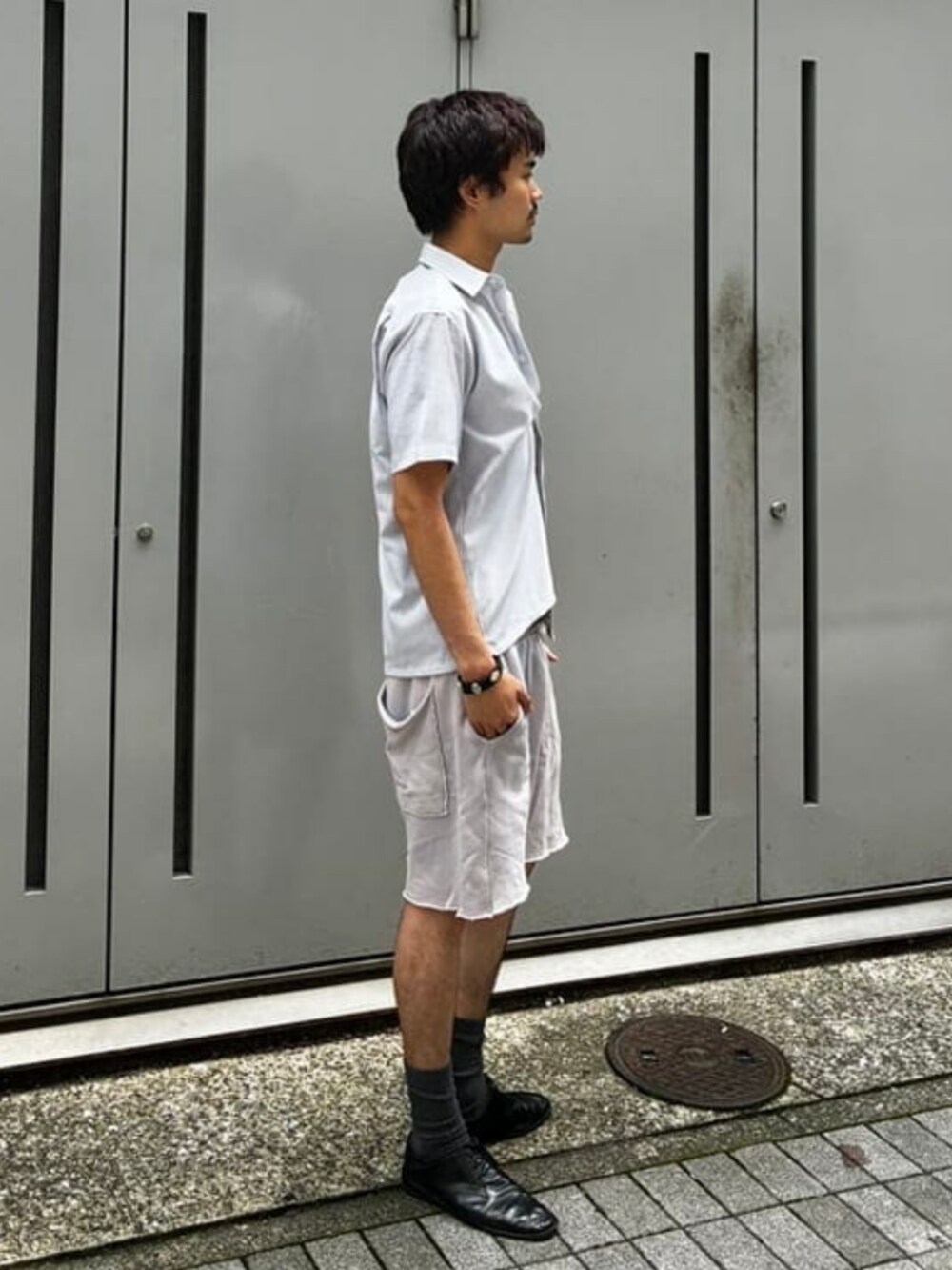 ブラウン系のTシャツ/カットソー、ブルー系のシャツ/ブラウスを着用したメンズの夏コーディネートの3枚目の写真