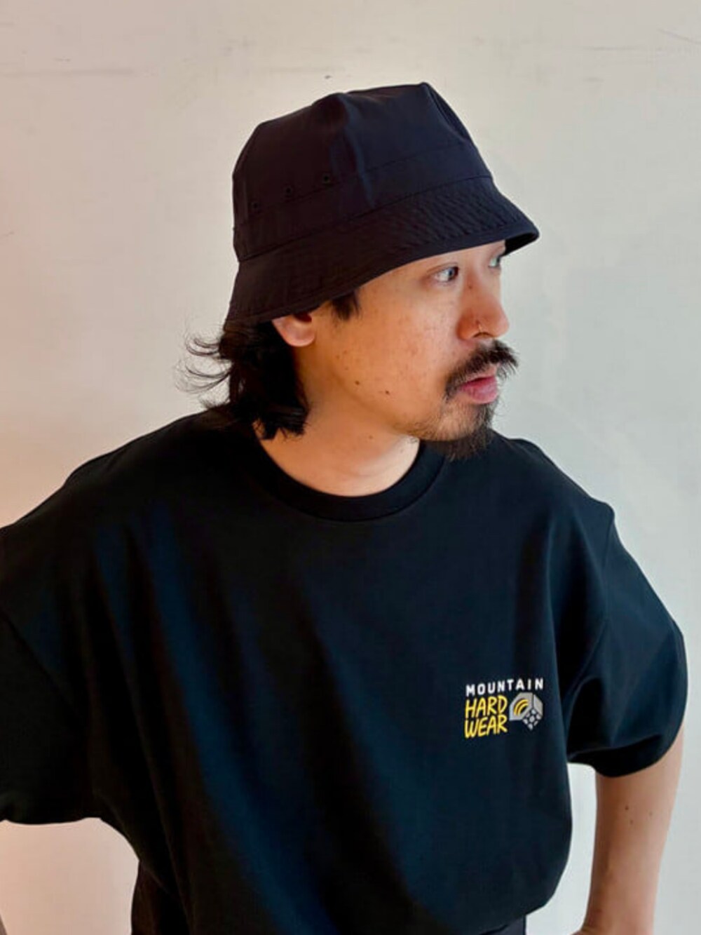 ブラック系のその他パンツ、ブラック系のTシャツ/カットソー、ブラック系のパーカーを着用したメンズの春コーディネートの4枚目の写真