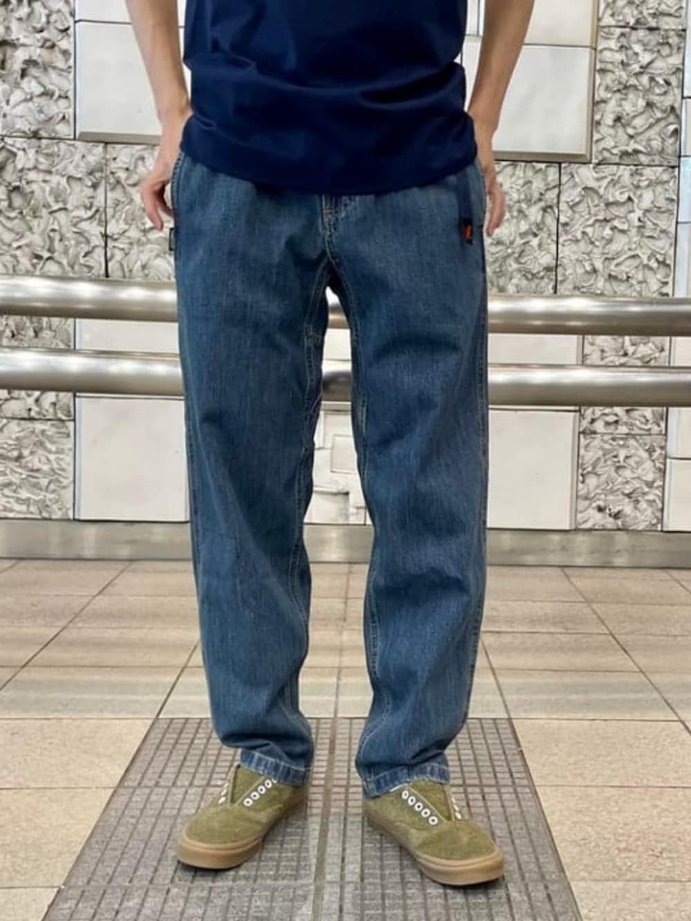 ブルー系のデニムパンツ、ブルー系のTシャツ/カットソーを着用したメンズの春コーディネートの2枚目の写真