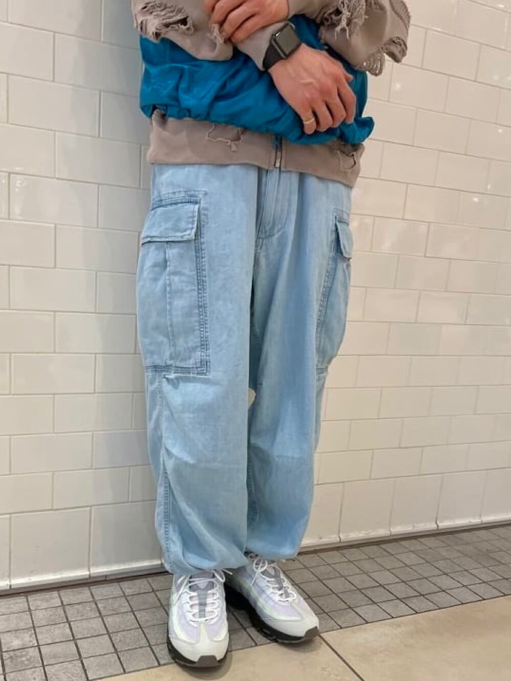 ブルー系のベスト、ブルー系のカーゴパンツを着用したメンズの春コーディネートの2枚目の写真