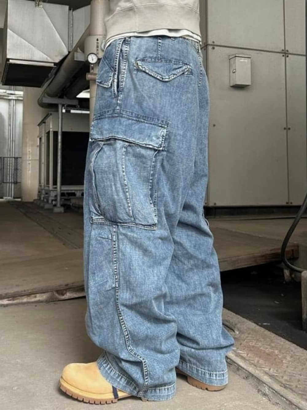 ブルー系のカーゴパンツ、グレー系のスウェット、グレー系のTシャツ/カットソーを着用したメンズの春コーディネートの3枚目の写真