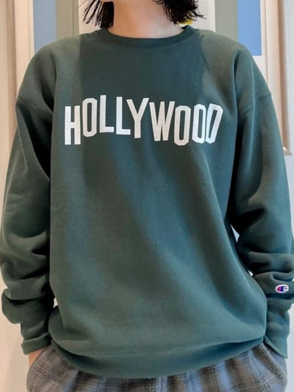 グリーン系のスウェット、グレー系のその他パンツを着用したメンズの夏コーディネートの4枚目の写真