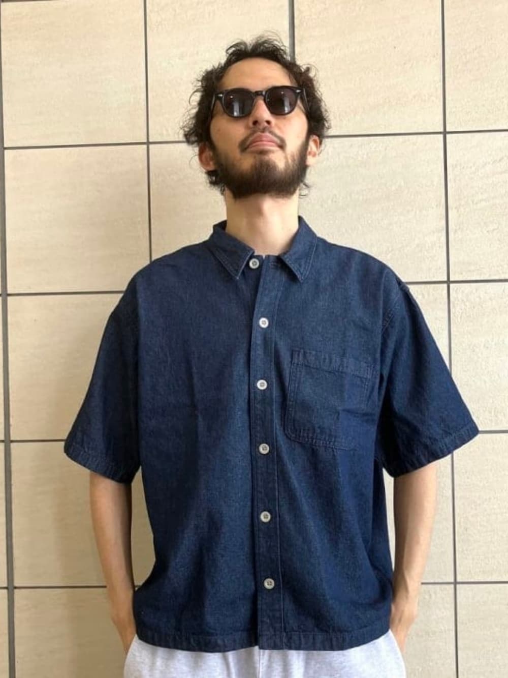 グレー系のスウェットパンツ、ブルー系のシャツ/ブラウスを着用したメンズの夏コーディネートの2枚目の写真