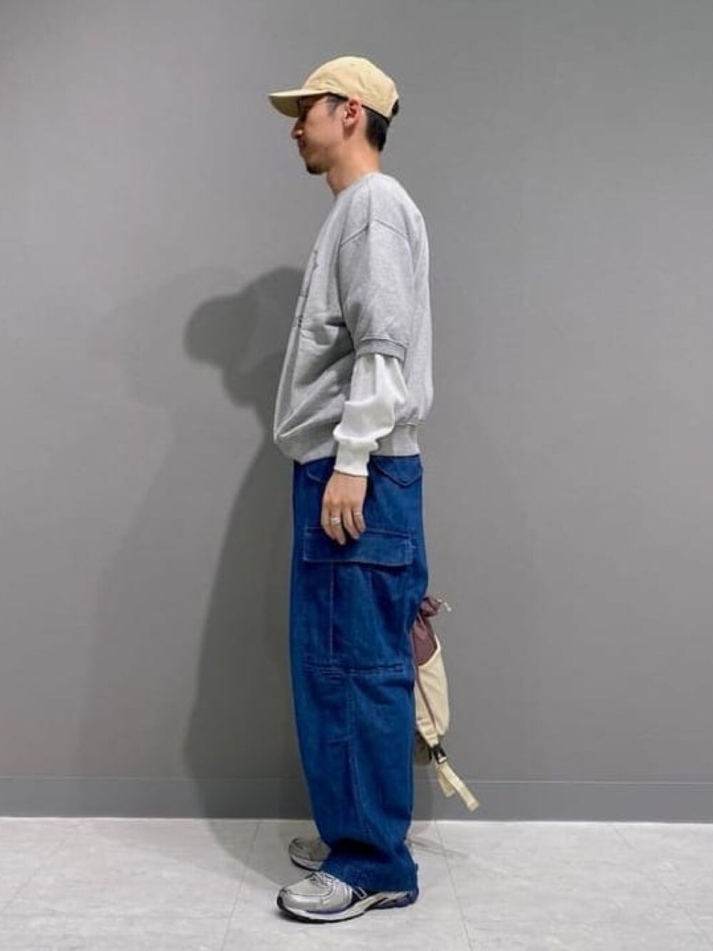 グレー系のスウェット、ブルー系のカーゴパンツ、ホワイト系のTシャツ/カットソーを着用したメンズの春コーディネートの2枚目の写真