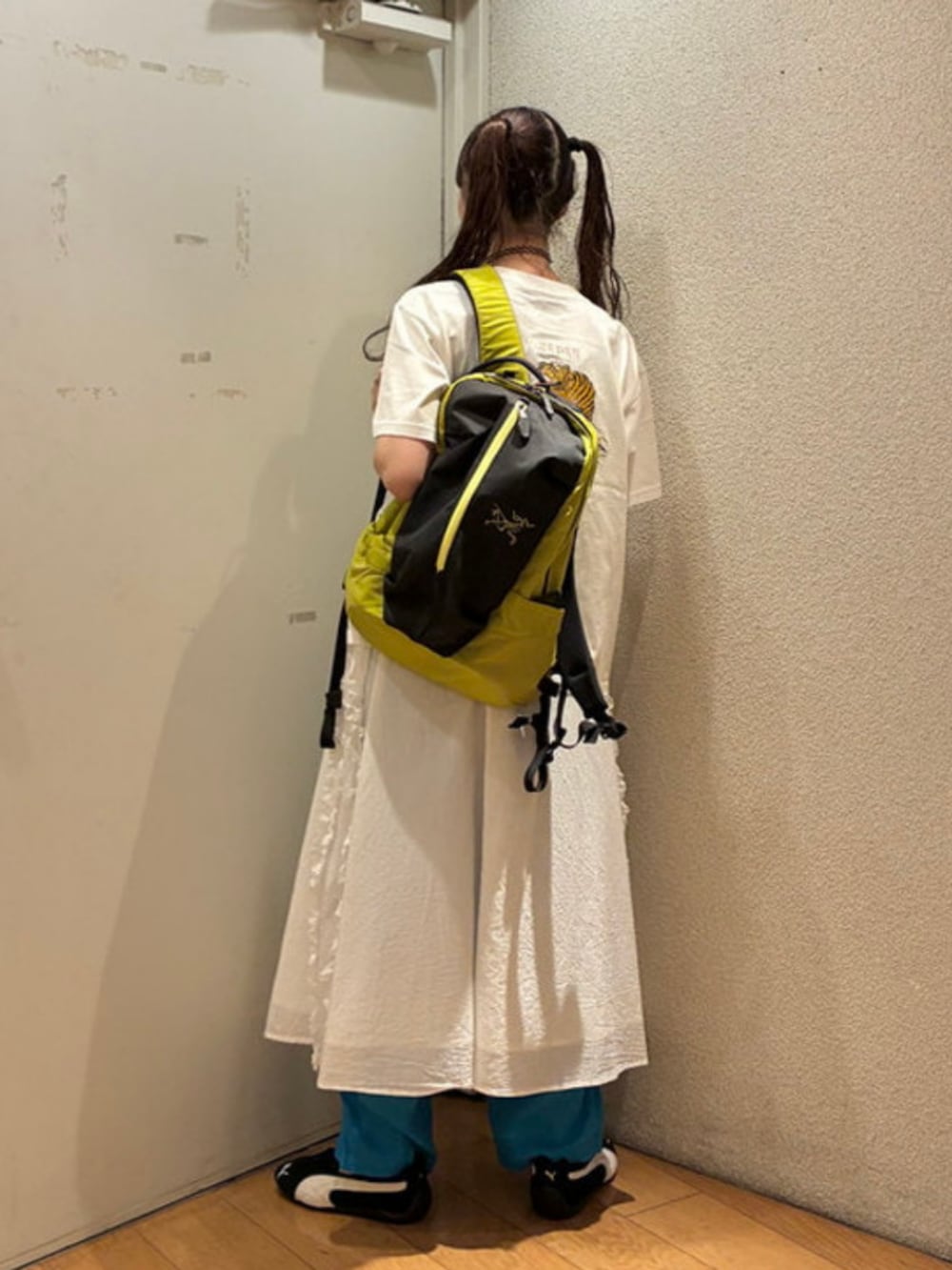 グリーン系のバックパック/リュックを着用したレディースの夏コーディネートの2枚目の写真