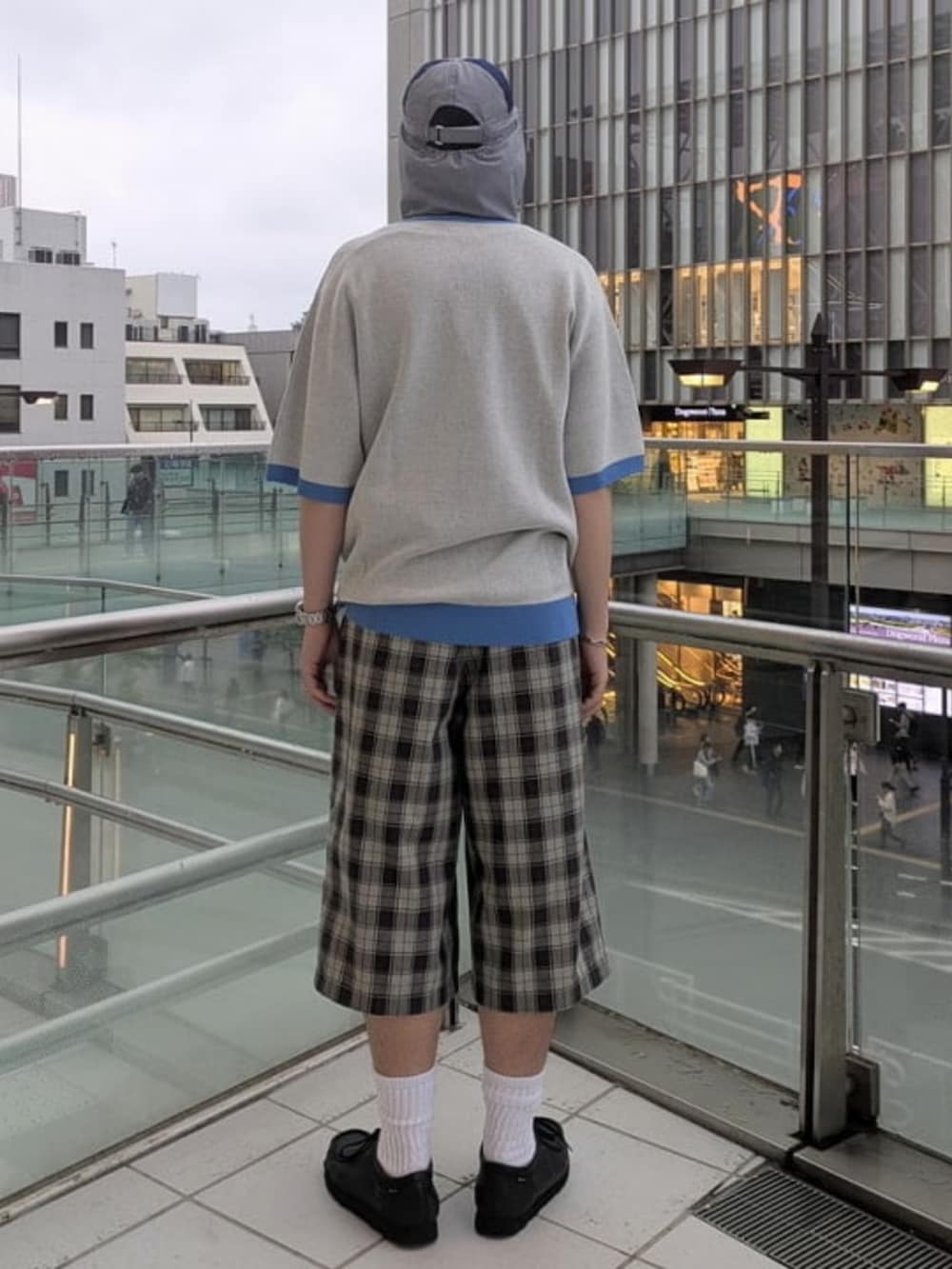 ベージュ系のその他パンツ、ブルー系のTシャツ/カットソーを着用したメンズの春コーディネートの3枚目の写真