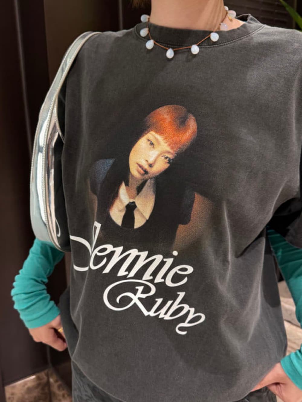 ブラック系のTシャツ/カットソー、その他のその他パンツを着用したレディースの春コーディネートの3枚目の写真