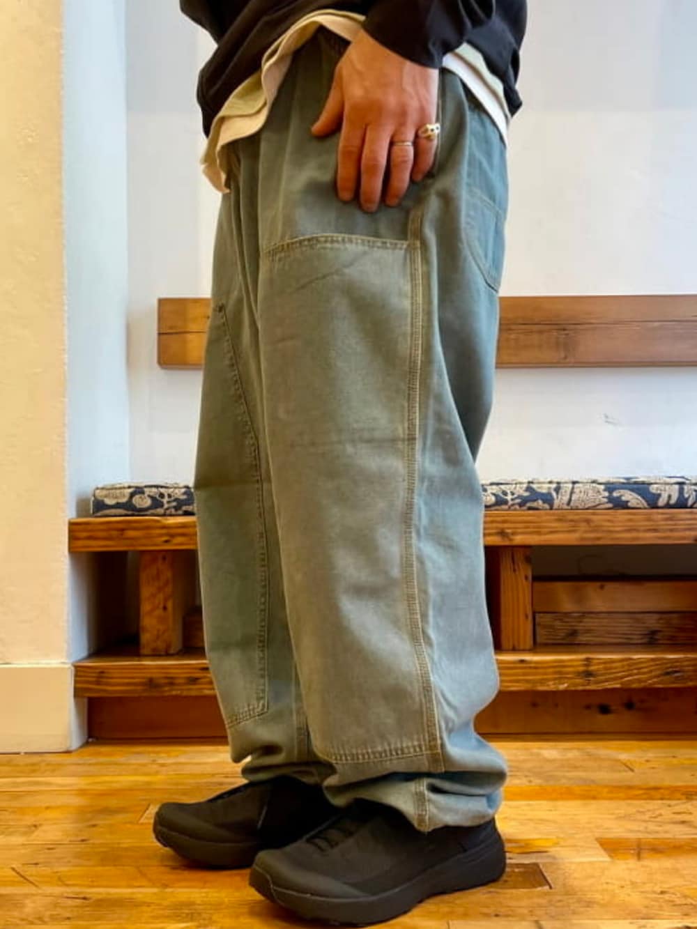 ブラック系のボディバッグ/ウエストポーチ、ブルー系のデニムパンツ、ブラック系のブルゾンを着用したメンズの春コーディネートの4枚目の写真