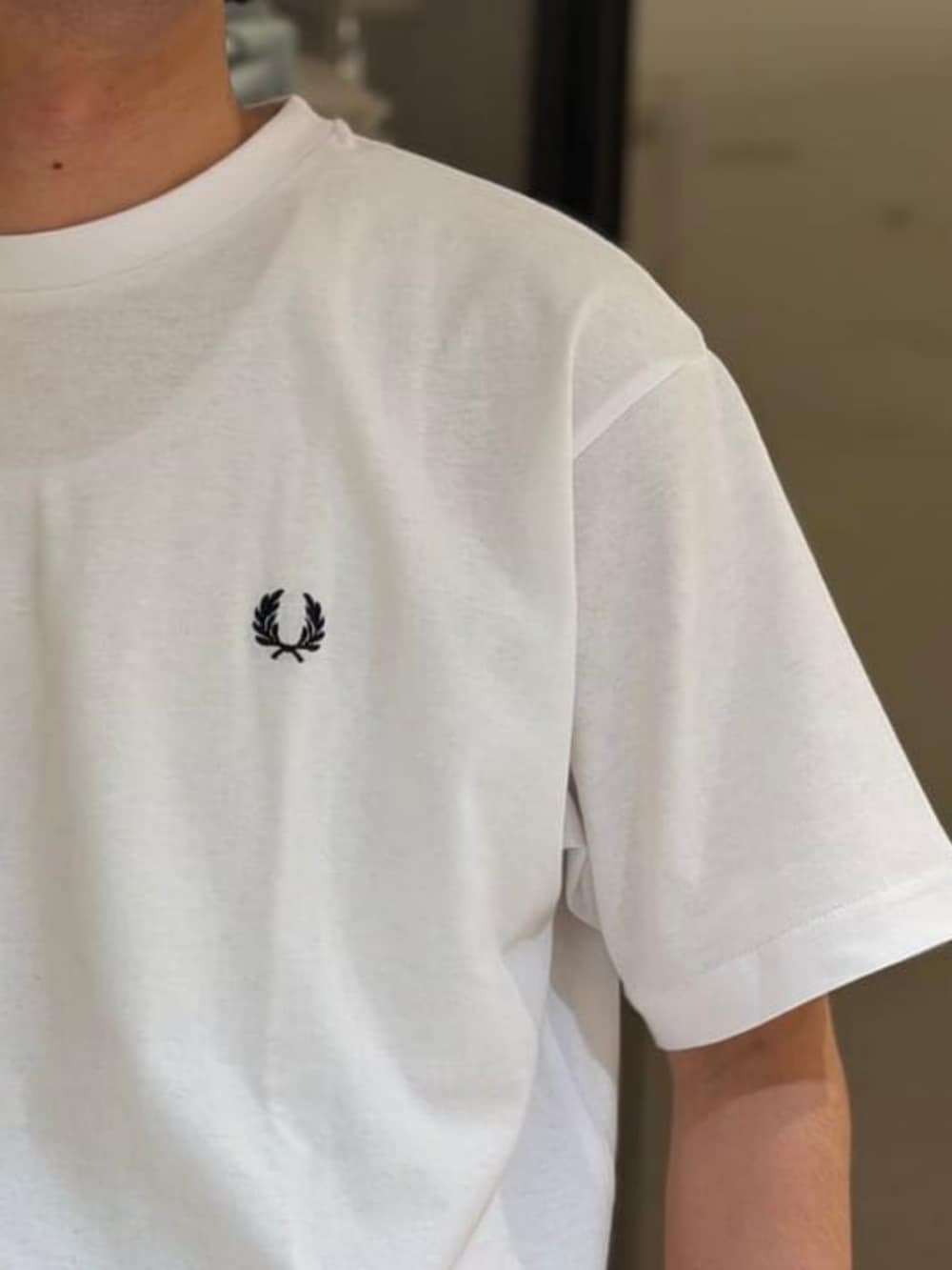 ホワイト系のTシャツ/カットソー、グリーン系のハットを着用したメンズの夏コーディネートの3枚目の写真