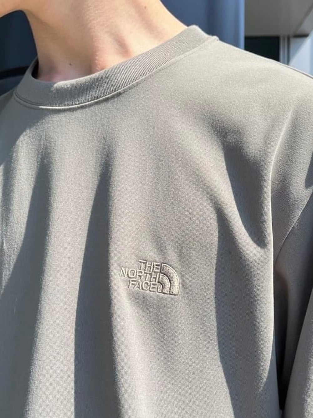 グリーン系のTシャツ/カットソー、ベージュ系のハットを着用したメンズの春コーディネートの4枚目の写真