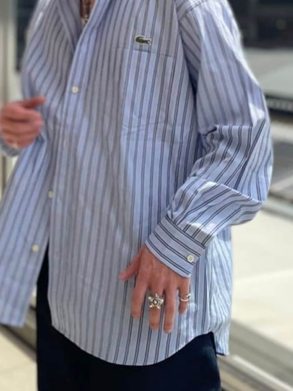 ブルー系のシャツ/ブラウスを着用したメンズの春コーディネートの3枚目の写真