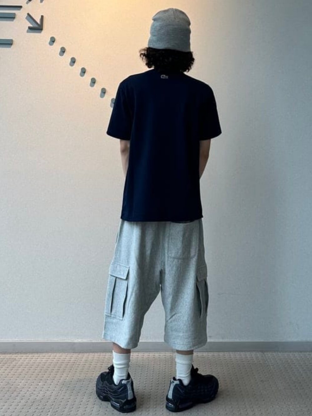 グレー系のスウェットパンツ、ブルー系のTシャツ/カットソーを着用したメンズの夏コーディネートの3枚目の写真