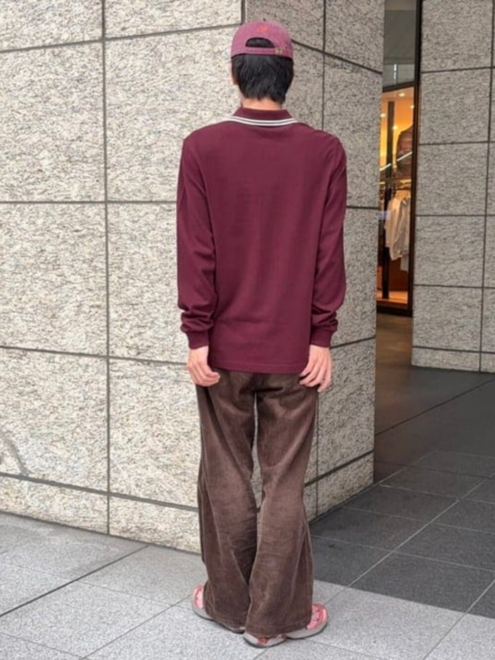 ブラウン系のその他パンツを着用したメンズの秋コーディネートの2枚目の写真