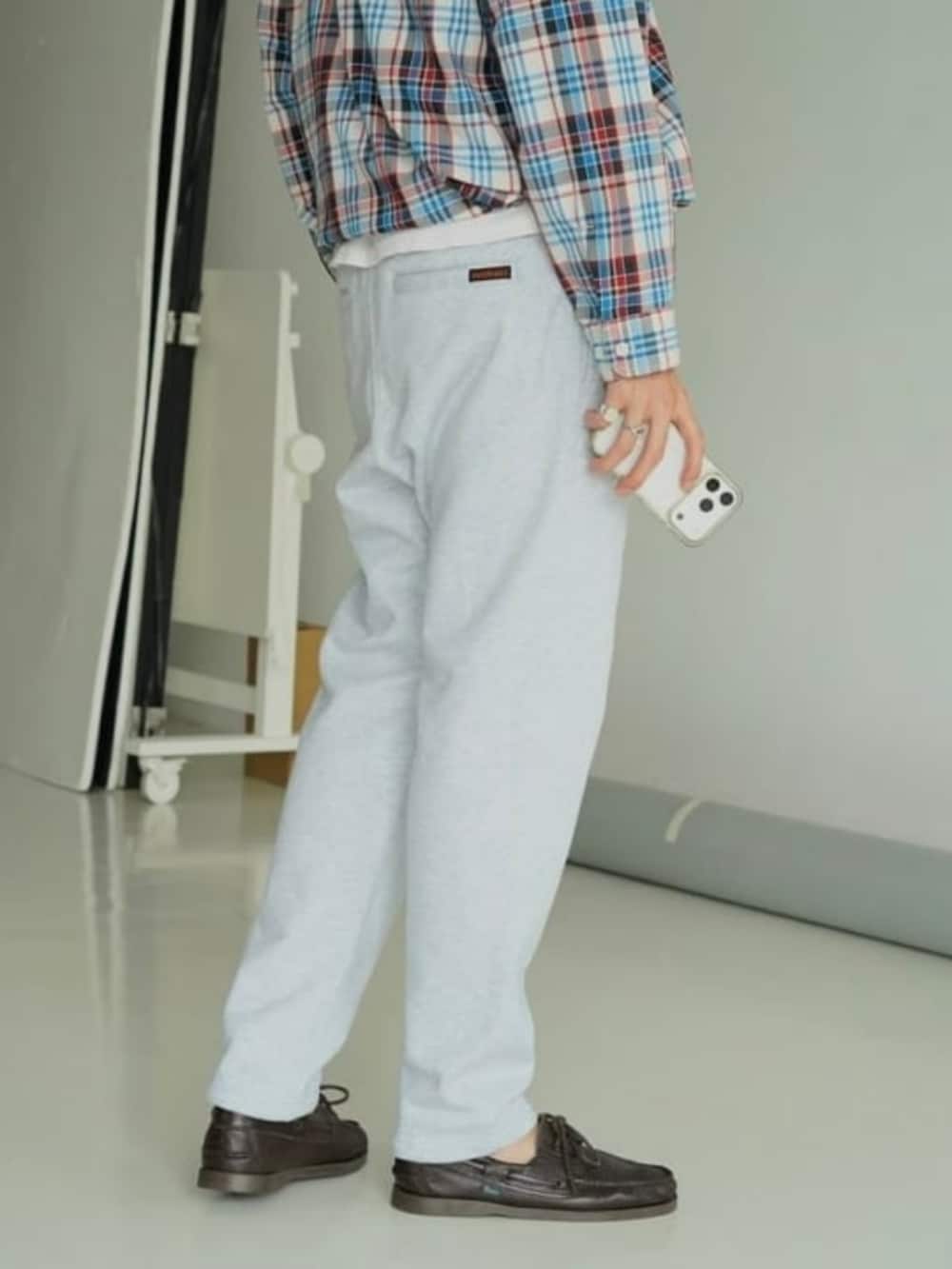 グレー系のスウェットパンツ、ホワイト系のTシャツ/カットソーを着用したメンズの夏コーディネートの4枚目の写真