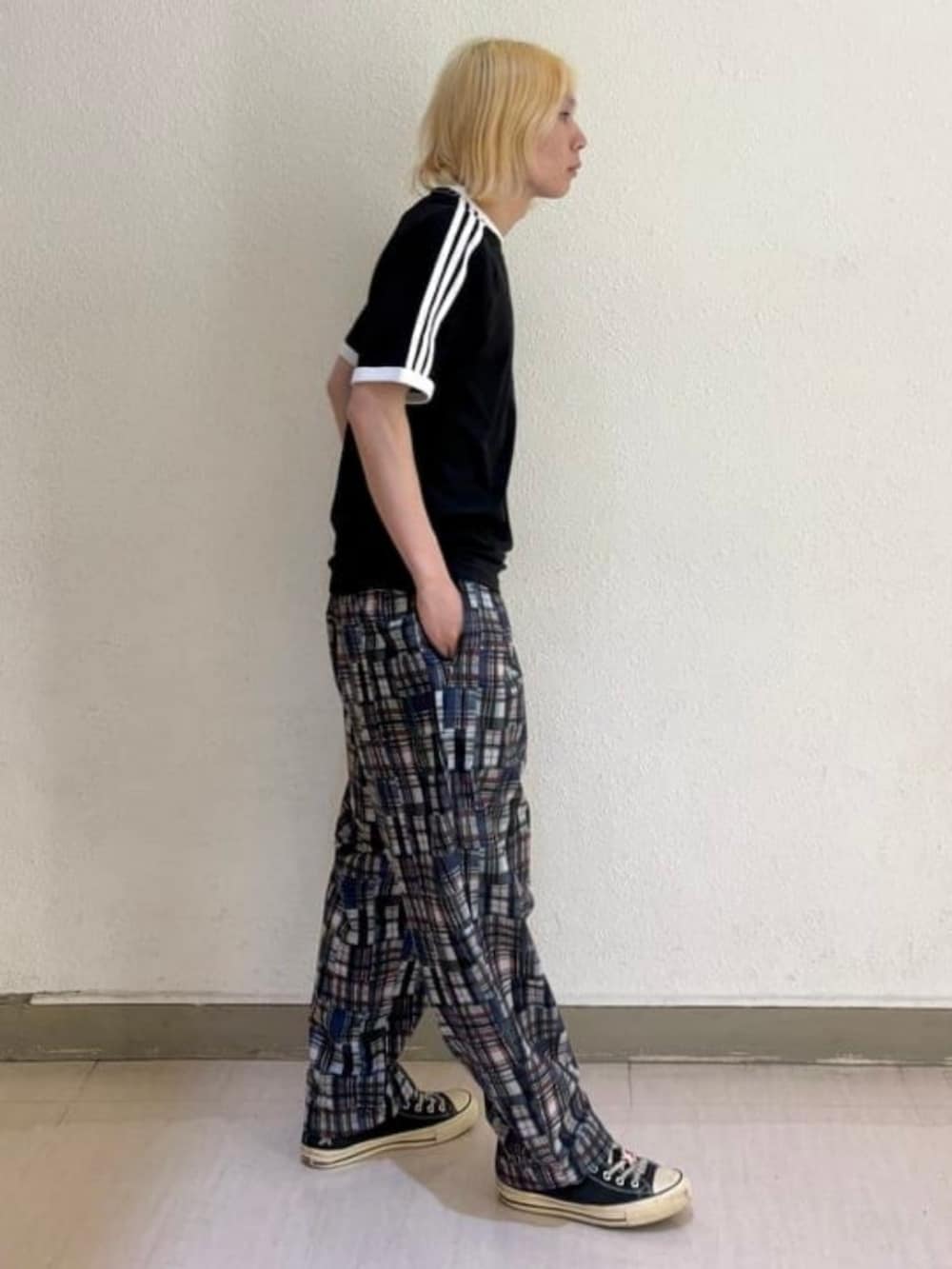 ブラック系のTシャツ/カットソーを着用したメンズの夏コーディネートの3枚目の写真