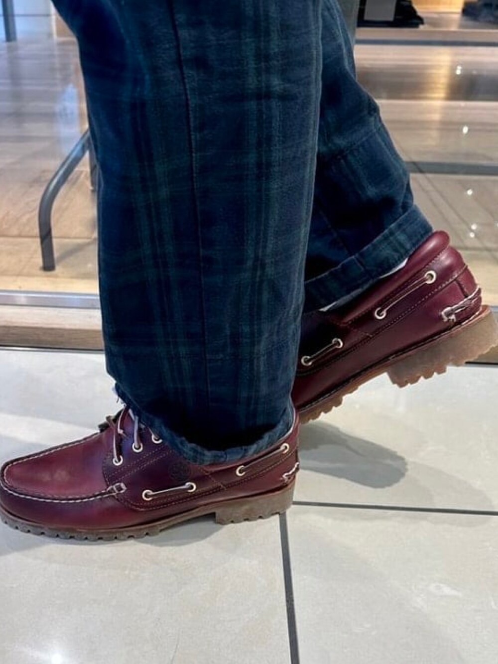 ホワイト系のポロシャツを着用したメンズの夏コーディネートの4枚目の写真