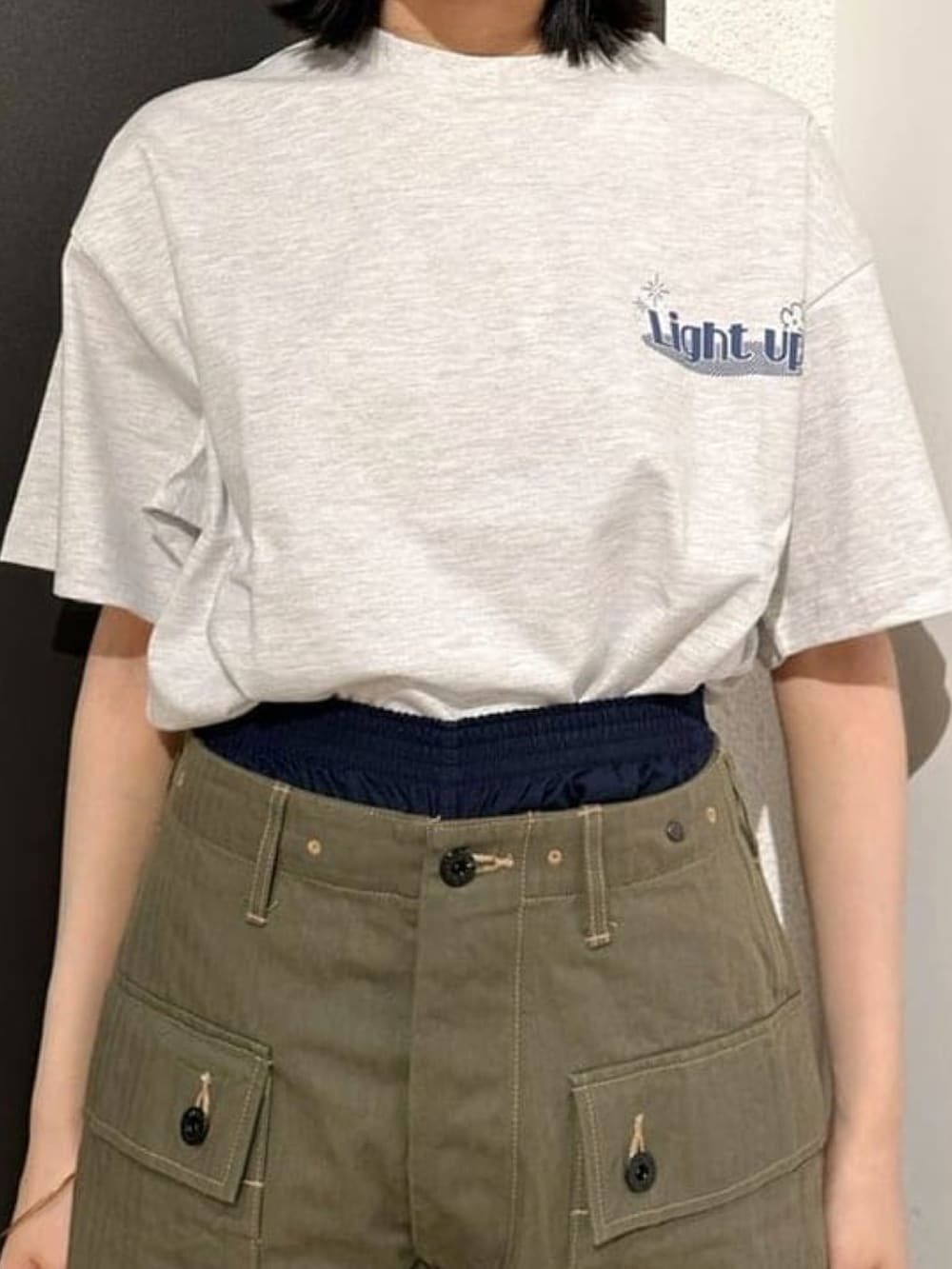グレー系のTシャツ/カットソー、ブラウン系のハットを着用したレディースの春コーディネートの3枚目の写真